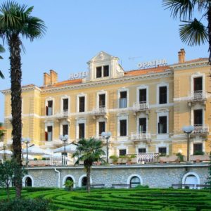 hotel-Dovolenka v Hoteli Opatija** s najväčším vyhrievaným bazénom s morskou vodou v Opatiji v chorvátskom Saint Tropez1